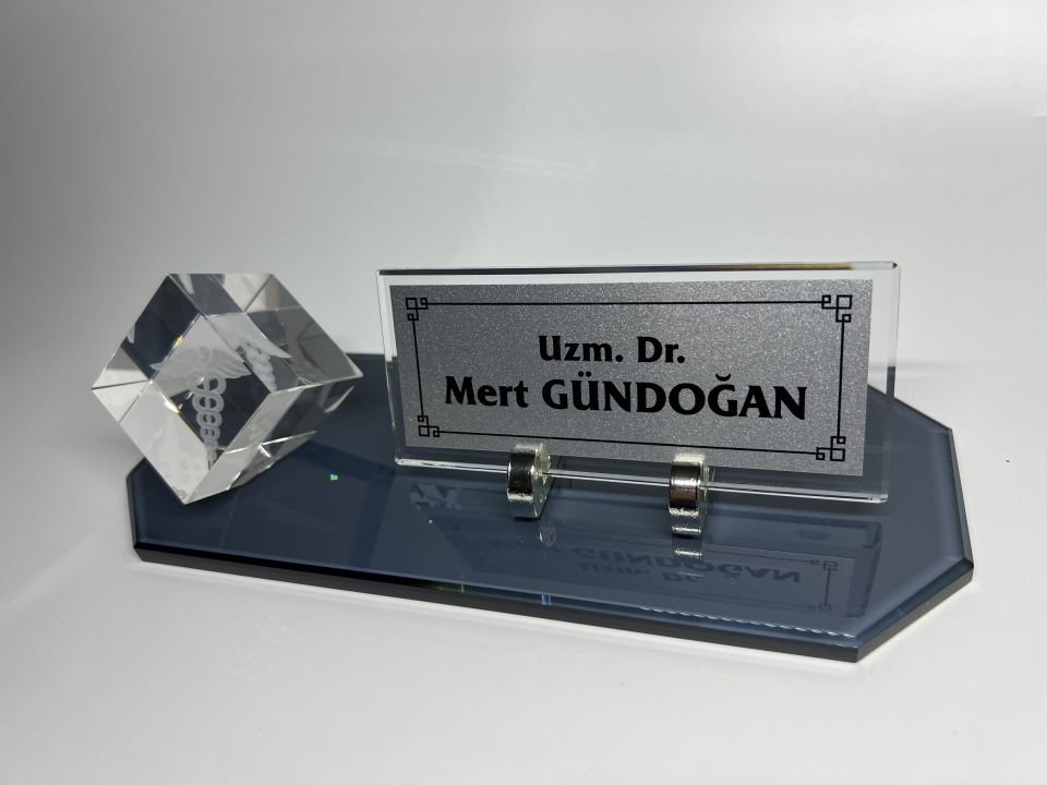 Füme Cam Masa İsimliği Küp Patlatma Doktorlara Eczacı Logolu Gümüş Zemin Siyah Yazı