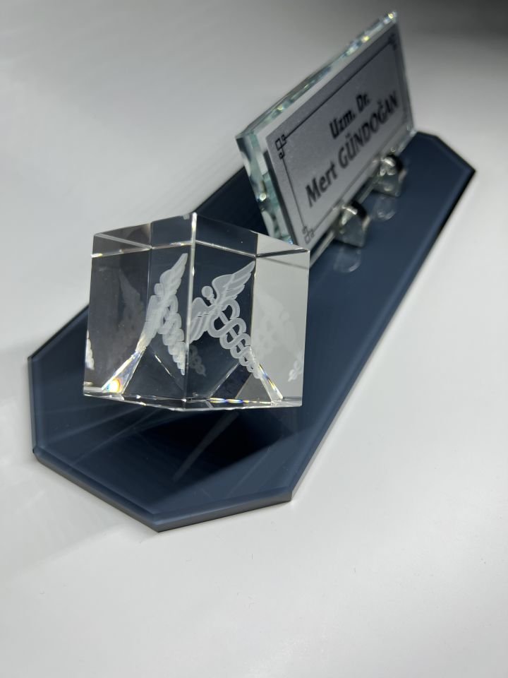 Füme Cam Masa İsimliği Küp Patlatma Doktorlara Eczacı Logolu Gümüş Zemin Siyah Yazı