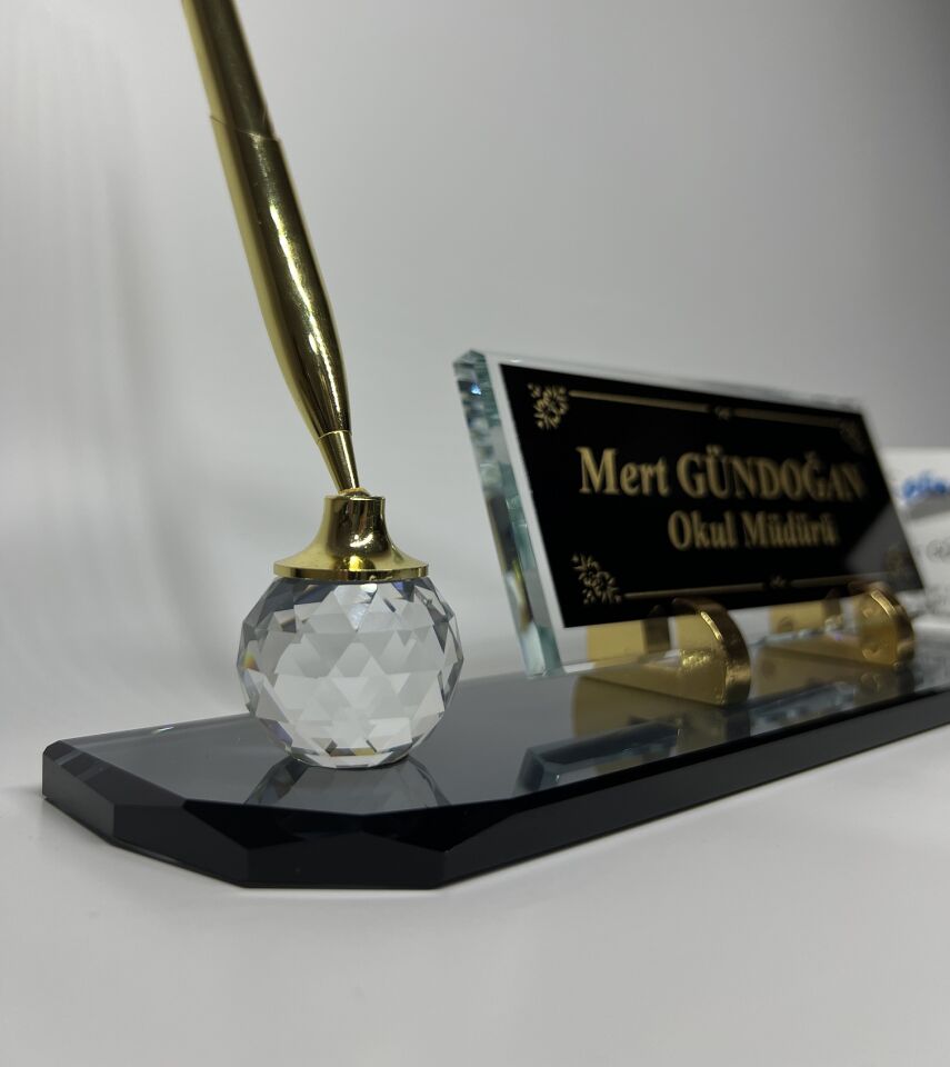 Özel Cam Masa İsimliği Altın Renk Kalem ve Kartvizitlik Aksesuarlı Siyah Zemin Altın Yazılı