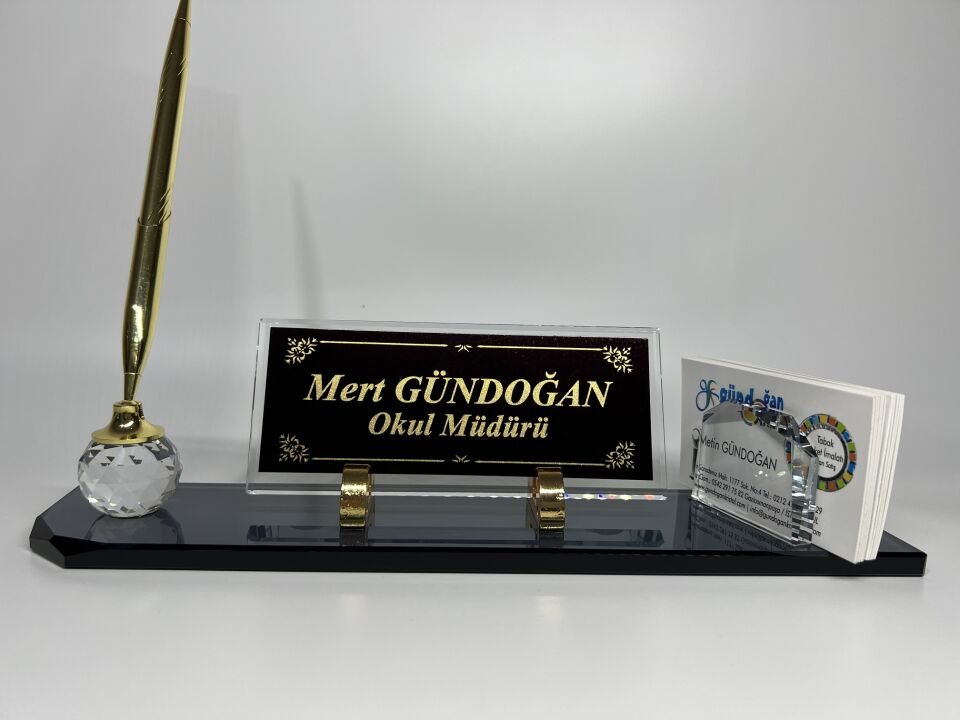 Özel Cam Masa İsimliği Altın Renk Kalem ve Kartvizitlik Aksesuarlı Siyah Zemin Altın Yazılı