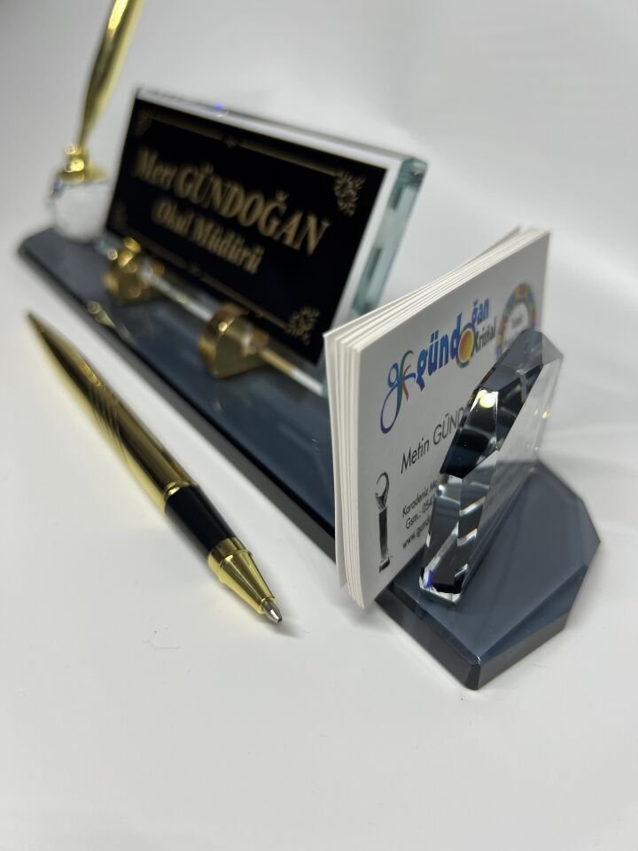 Özel Cam Masa İsimliği Altın Renk Kalem ve Kartvizitlik Aksesuarlı Siyah Zemin Altın Yazılı