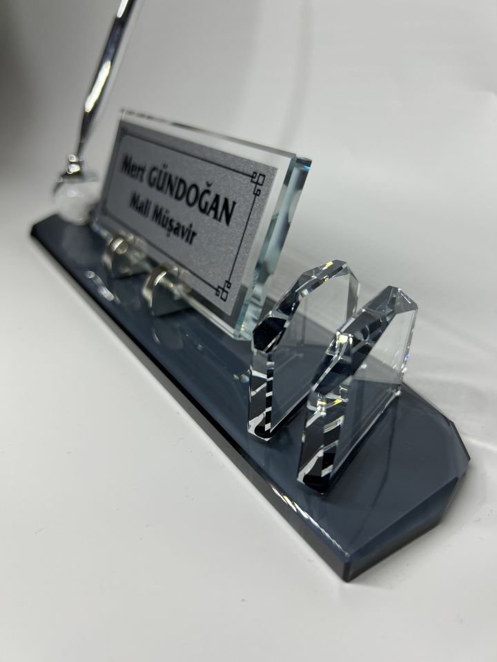 Cam Masa İsimliği Gümüş Renk Kalem ve Kartvizitlik Aksesuarlı