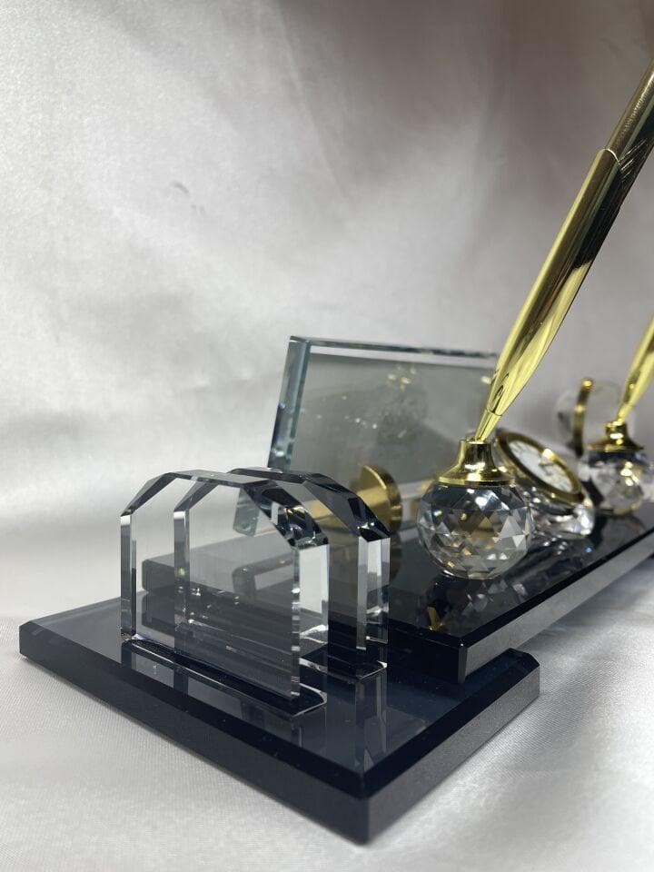 Cam Masaüstü Isimlik Çift Ayak Altın Renk Kalem Dünya Figürlü Özel Hediyelik Siyah Zemin Altın Yazılı