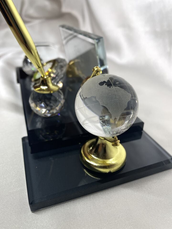 Cam Masaüstü Isimlik Çift Ayak Altın Renk Kalem Dünya Figürlü Özel Hediyelik Siyah Zemin Altın Yazılı