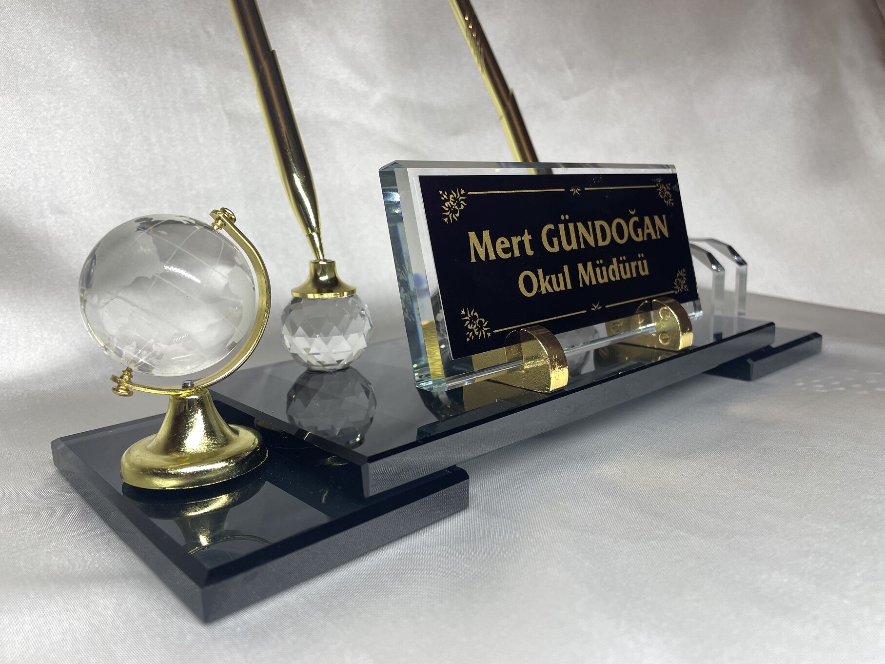 Cam Masaüstü Isimlik Çift Ayak Altın Renk Kalem Dünya Figürlü Özel Hediyelik Siyah Zemin Altın Yazılı