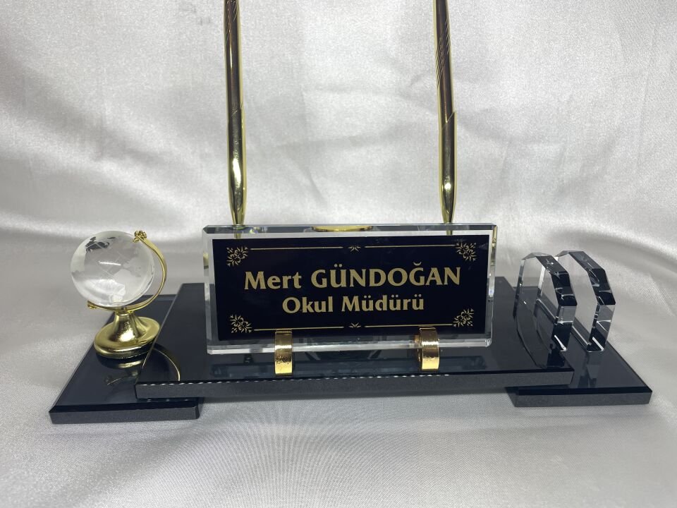 Cam Masaüstü Isimlik Çift Ayak Altın Renk Kalem Dünya Figürlü Özel Hediyelik Siyah Zemin Altın Yazılı