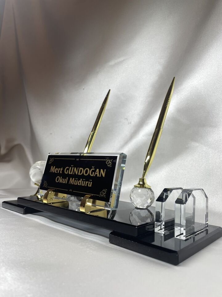 Cam Masaüstü Isimlik Çift Ayak Altın Renk Kalem Dünya Figürlü Özel Hediyelik Siyah Zemin Altın Yazılı