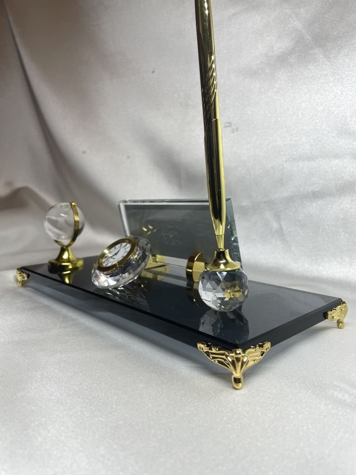 Cam Masalık Altın Renk Ayak Yükseltmeli Kalem Saat Dünya Aksesuarlı Altın Zemin Siyah Yazılı