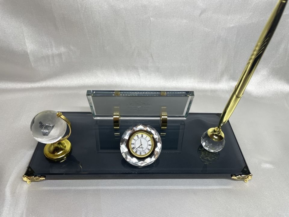 Cam Masalık Altın Renk Ayak Yükseltmeli Kalem Saat Dünya Aksesuarlı Altın Zemin Siyah Yazılı