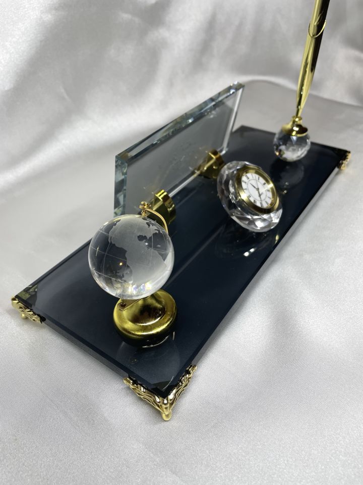 Cam Masalık Altın Renk Ayak Yükseltmeli Kalem Saat Dünya Aksesuarlı Altın Zemin Siyah Yazılı