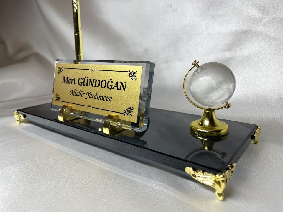 Cam Masalık Altın Renk Ayak Yükseltmeli Kalem Saat Dünya Aksesuarlı Altın Zemin Siyah Yazılı