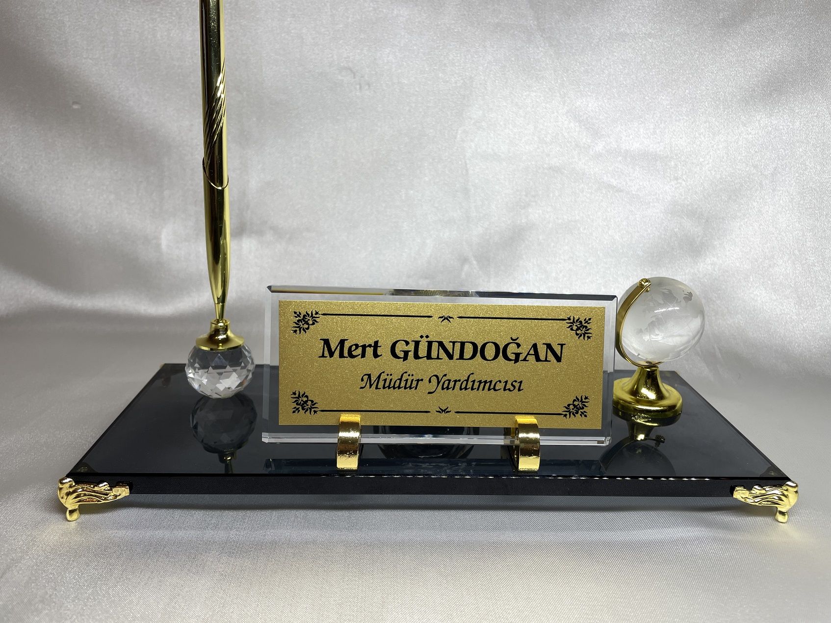 Cam Masalık Altın Renk Ayak Yükseltmeli Kalem Saat Dünya Aksesuarlı Altın Zemin Siyah Yazılı