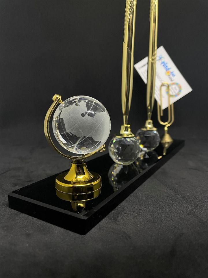 Masaüstü Hediyelik Cam Aksesuar Çift Kalem Dünya ve Not Kartlıklı Masalık Altın