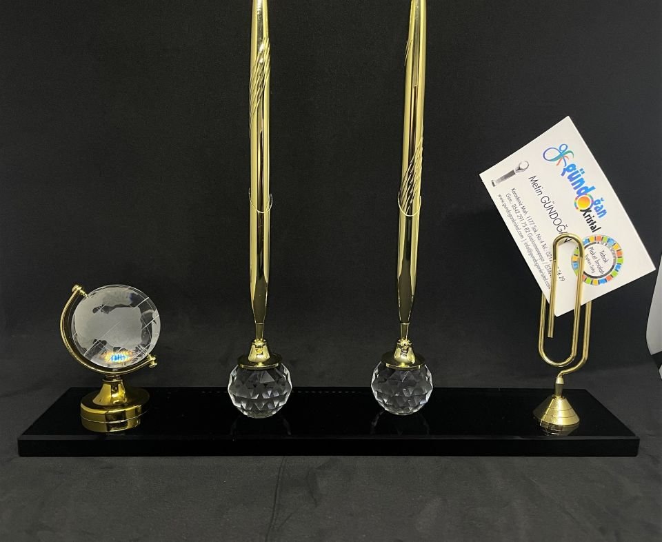 Masaüstü Hediyelik Cam Aksesuar Çift Kalem Dünya ve Not Kartlıklı Masalık Altın