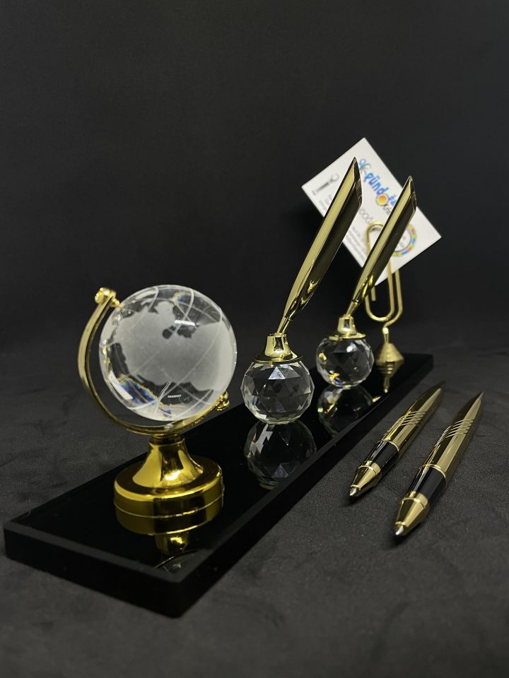 Masaüstü Hediyelik Cam Aksesuar Çift Kalem Dünya ve Not Kartlıklı Masalık Altın