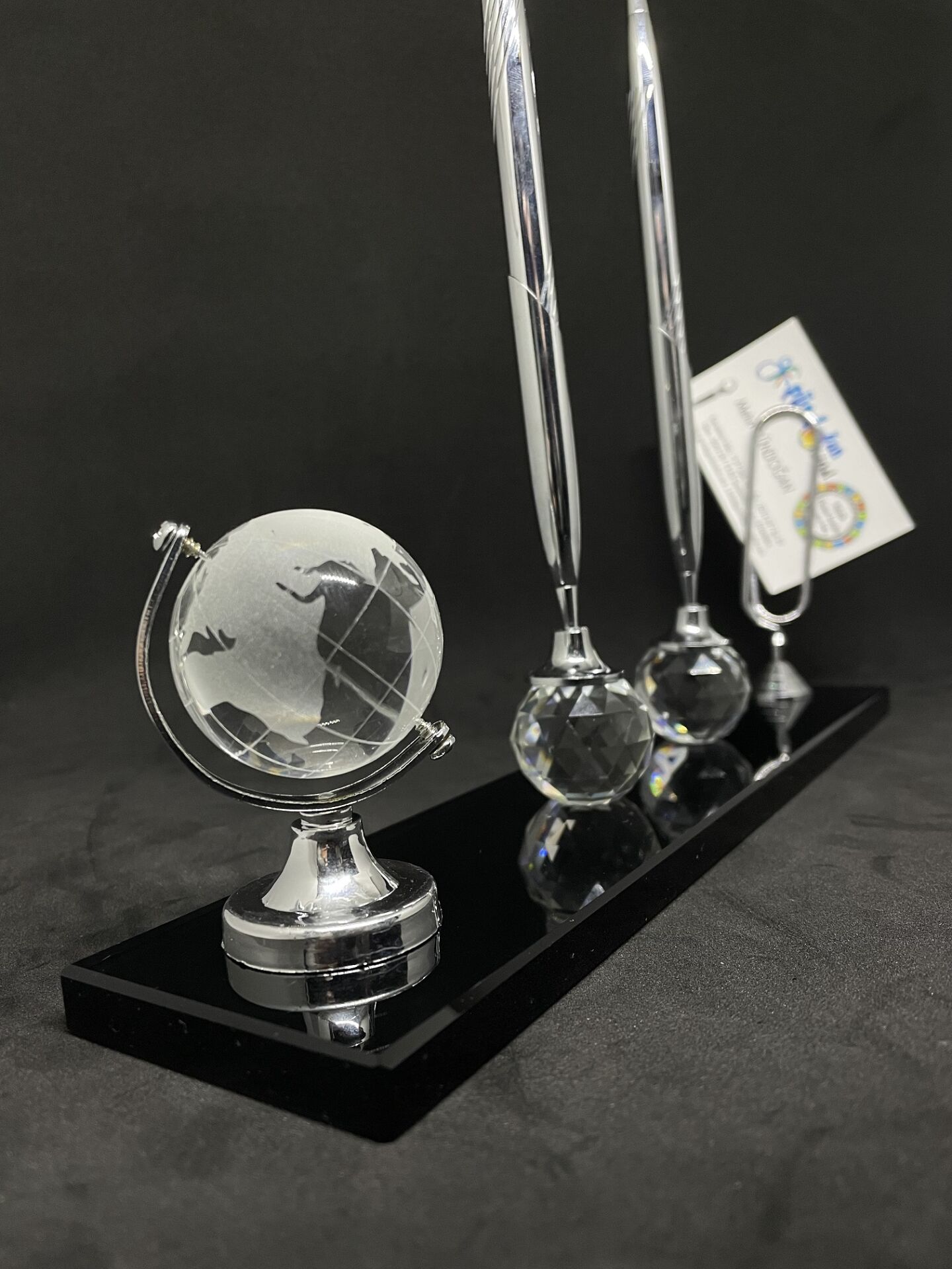 Masaüstü Hediyelik Cam Aksesuar Çift Kalem Dünya ve Not Kartlıklı Masalık Gümüş