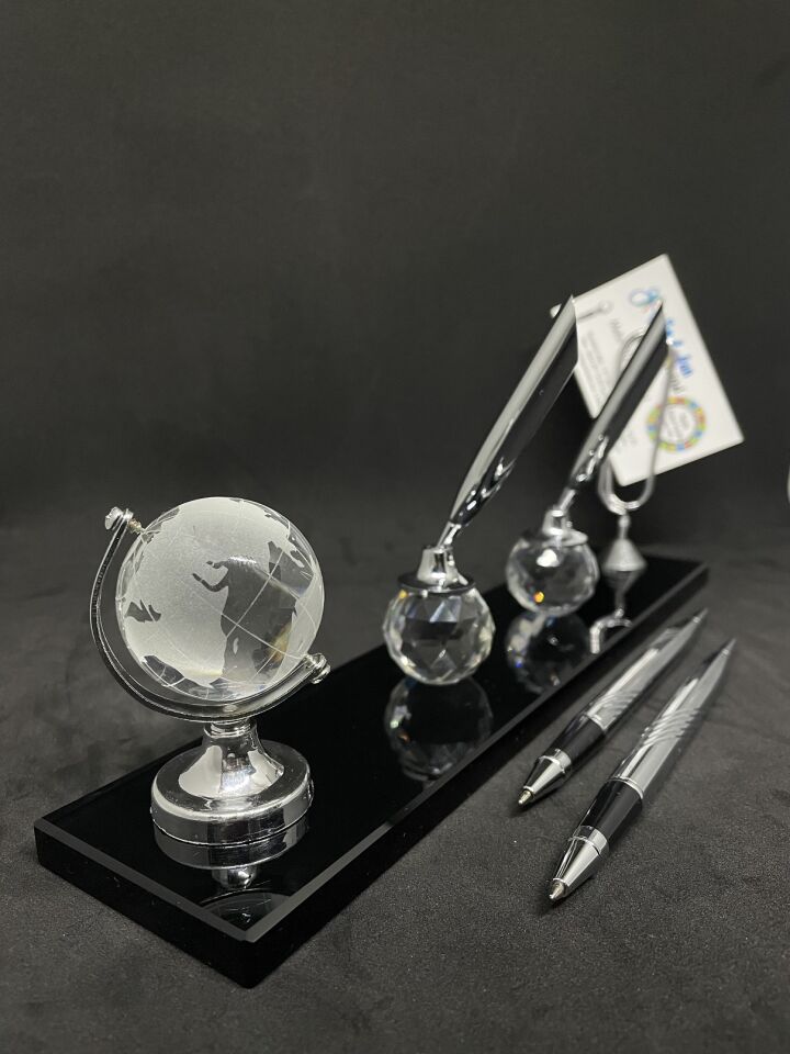Masaüstü Hediyelik Cam Aksesuar Çift Kalem Dünya ve Not Kartlıklı Masalık Gümüş