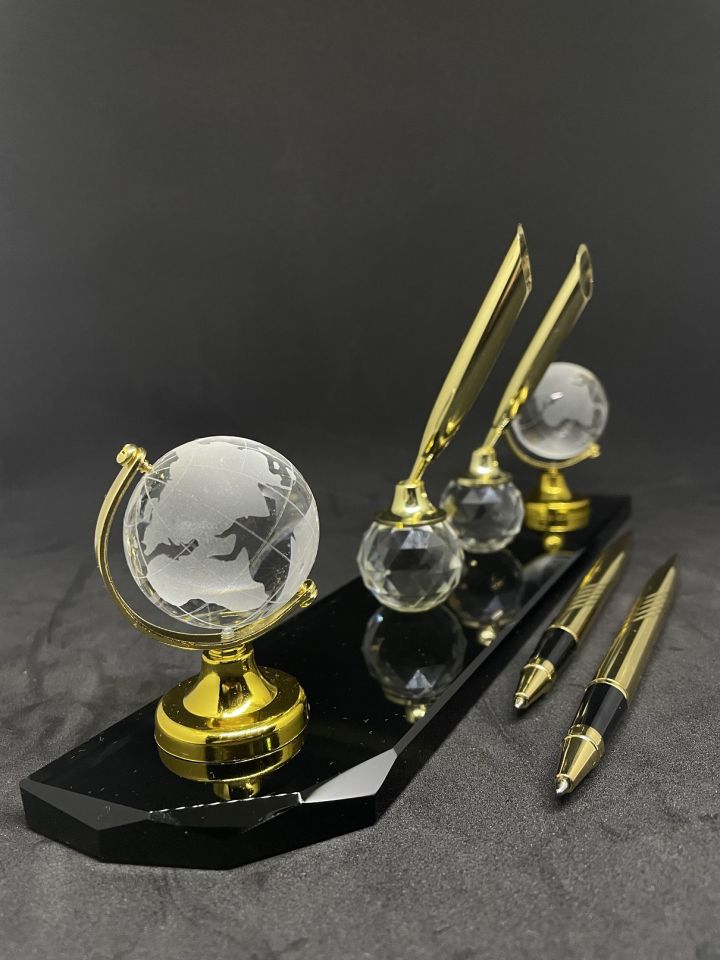 Masa İsimlik Çift Kalem ve Dünya Aksesuarlı Hediyelik Masalık Altın