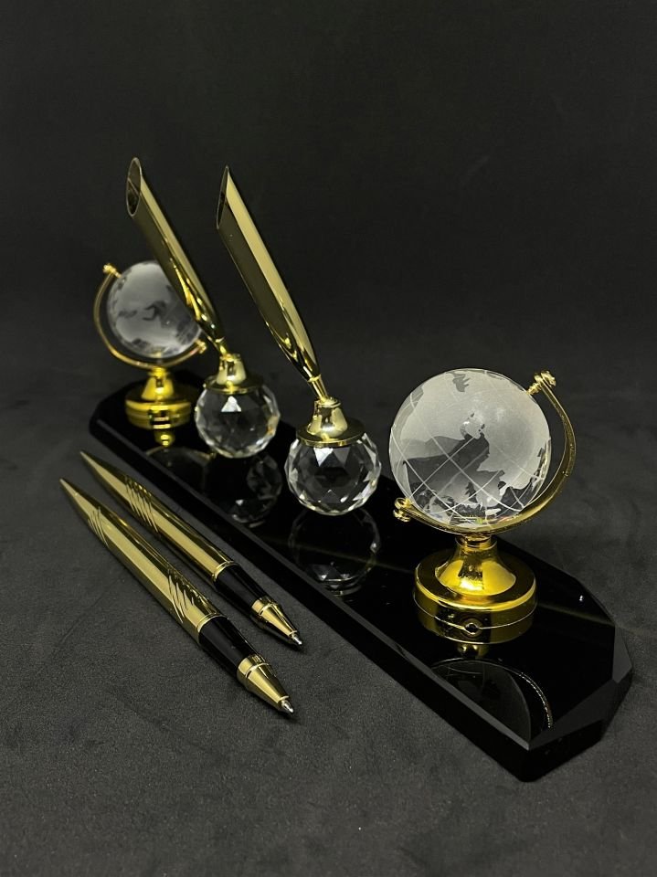 Masa İsimlik Çift Kalem ve Dünya Aksesuarlı Hediyelik Masalık Altın
