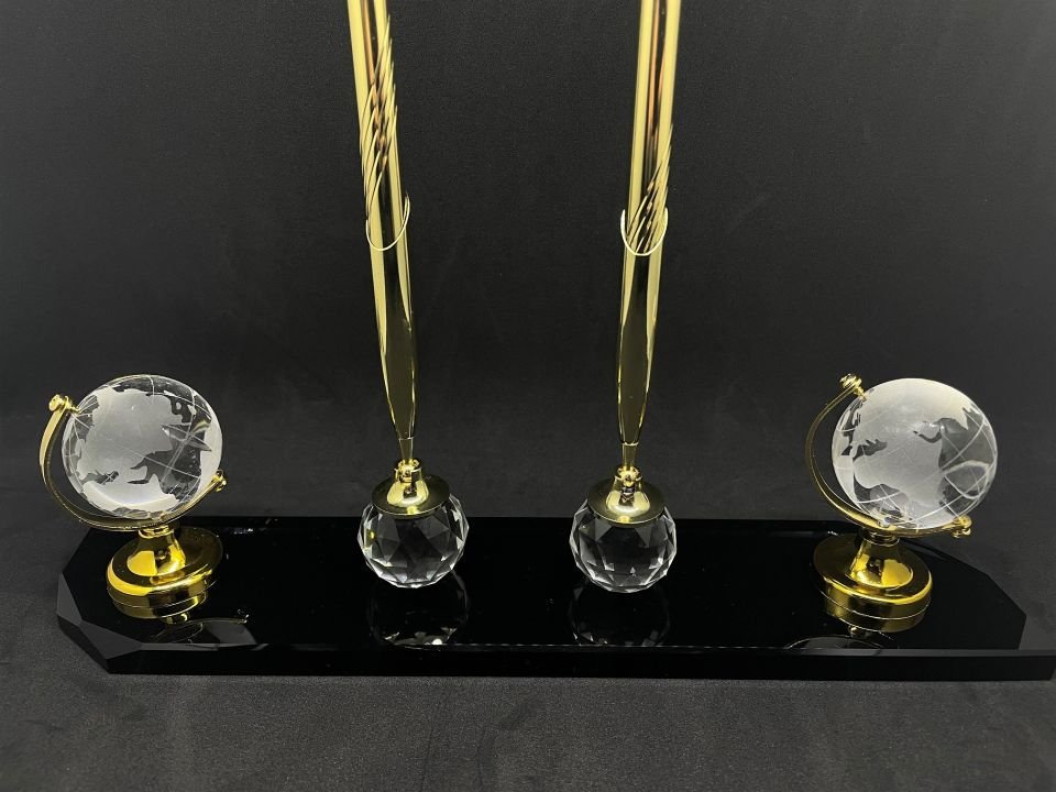 Masa İsimlik Çift Kalem ve Dünya Aksesuarlı Hediyelik Masalık Altın