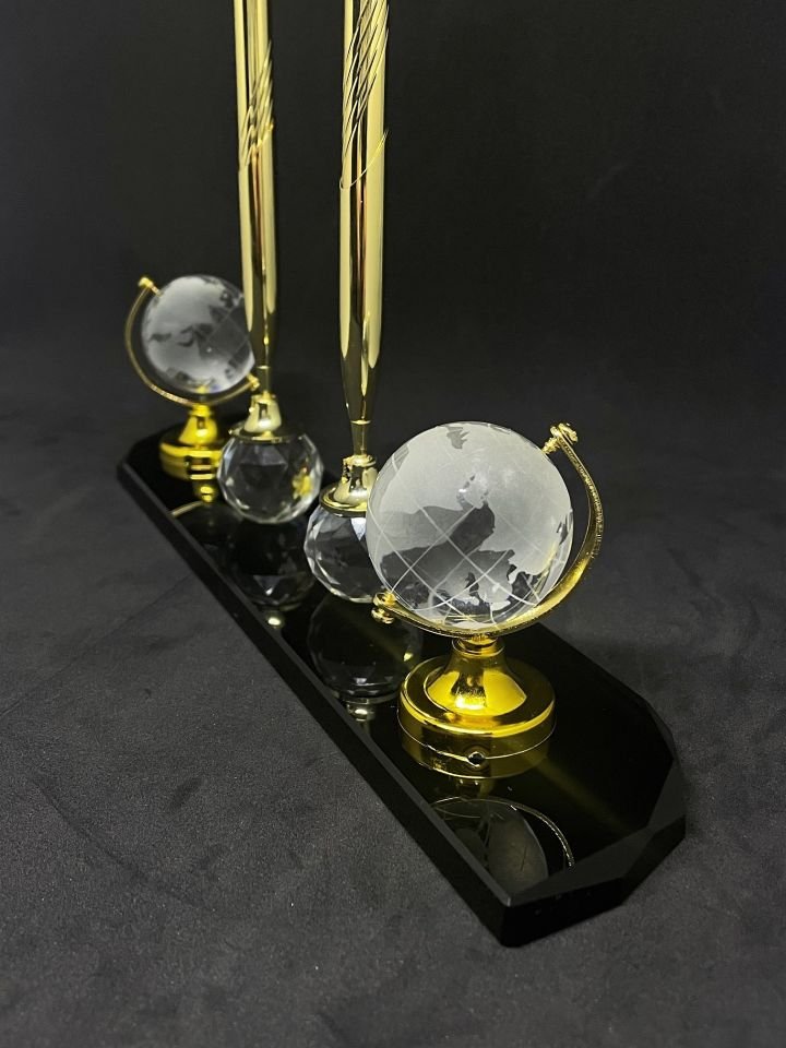 Masa İsimlik Çift Kalem ve Dünya Aksesuarlı Hediyelik Masalık Altın