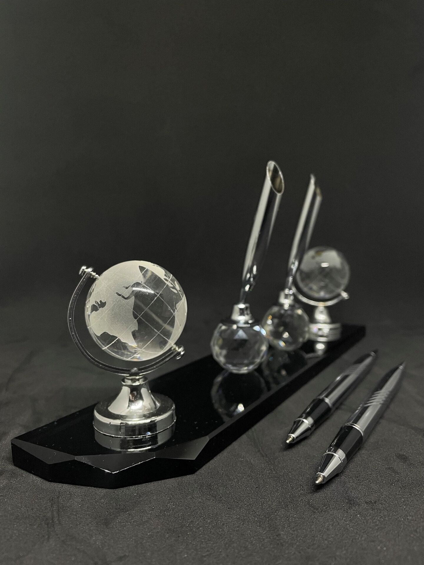 Masa İsimlik Çift Kalem ve Dünya Aksesuarlı Hediyelik Masalık Gümüş