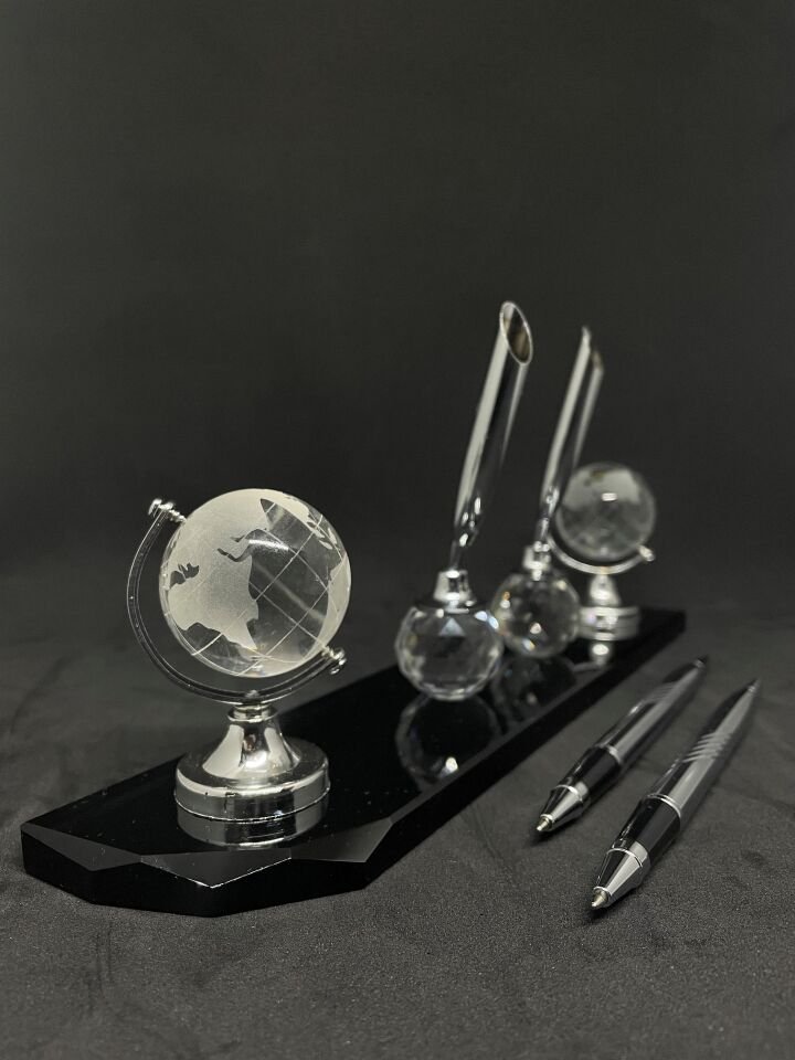 Masa İsimlik Çift Kalem ve Dünya Aksesuarlı Hediyelik Masalık Gümüş