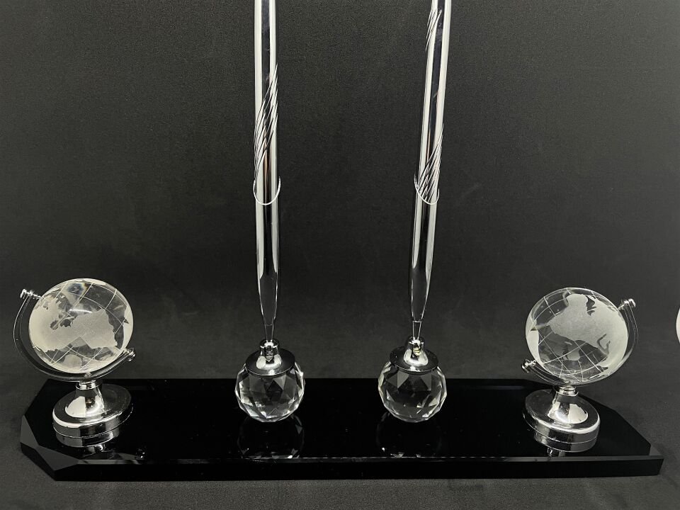 Masa İsimlik Çift Kalem ve Dünya Aksesuarlı Hediyelik Masalık Gümüş