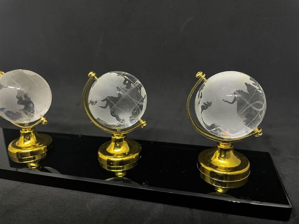 Hediyelik Cam Dünya Figürleri Altın
