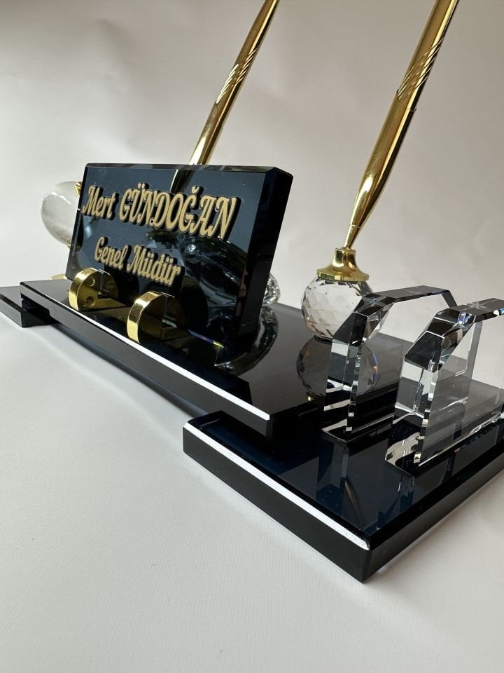 Kristal Füme Cam İsimlik Çift Ayak Gold Renk Kalem Saat Dünya ve Kartvizit Figürlü Özel Hediyelik