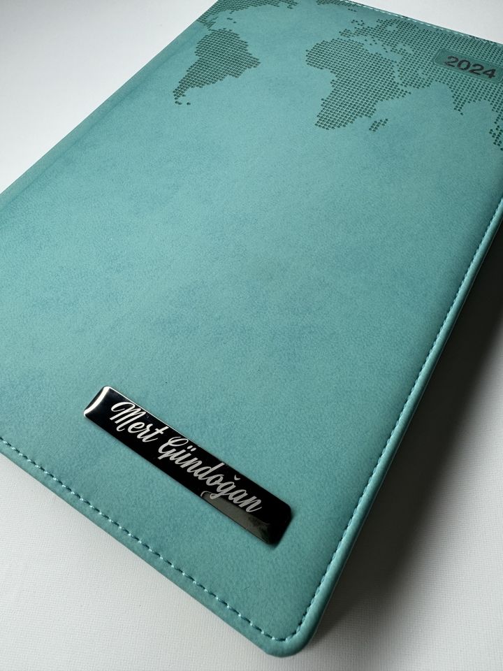 TERMO DERİ TARİHLİ HARİTALI 1. SINIF KALİTE İSME VEYA KİŞİYE ÖZEL AJANDA 2 turkuaz