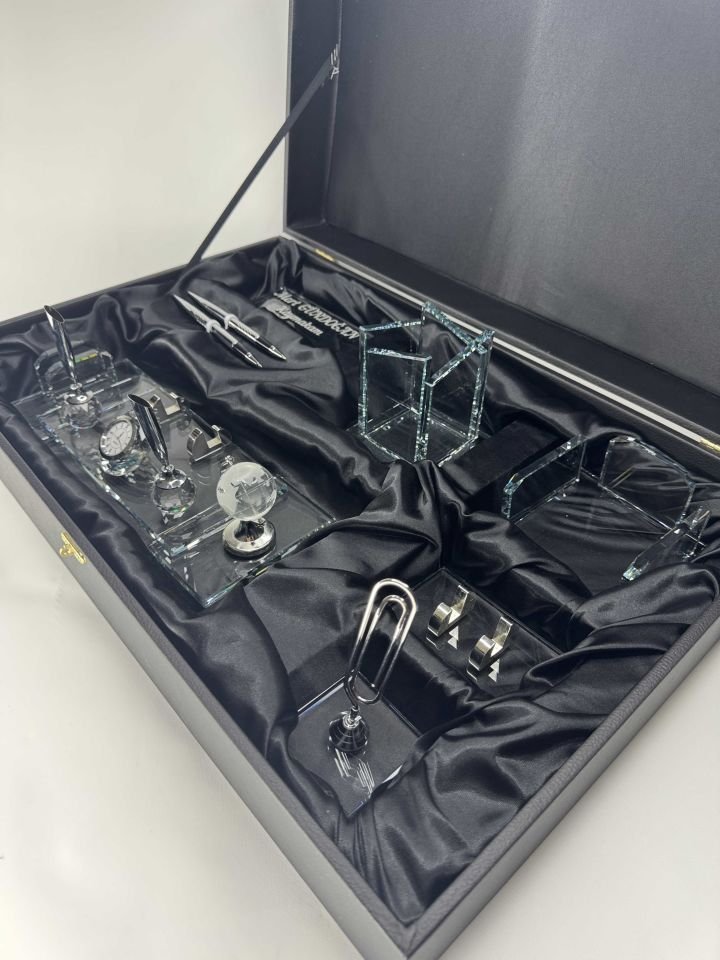 VIP Şeffaf Cam Masa İsimlik Ful Set Hediyelik Deri Kutu ve Kabartma Yazılı Gümüş