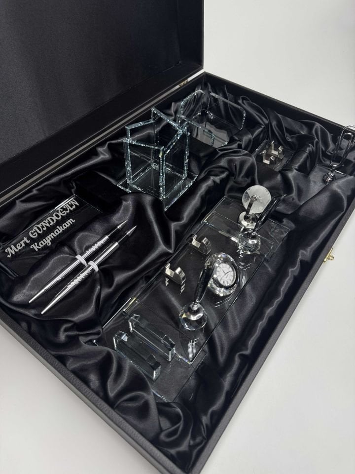 VIP Şeffaf Cam Masa İsimlik Ful Set Hediyelik Deri Kutu ve Kabartma Yazılı Gümüş