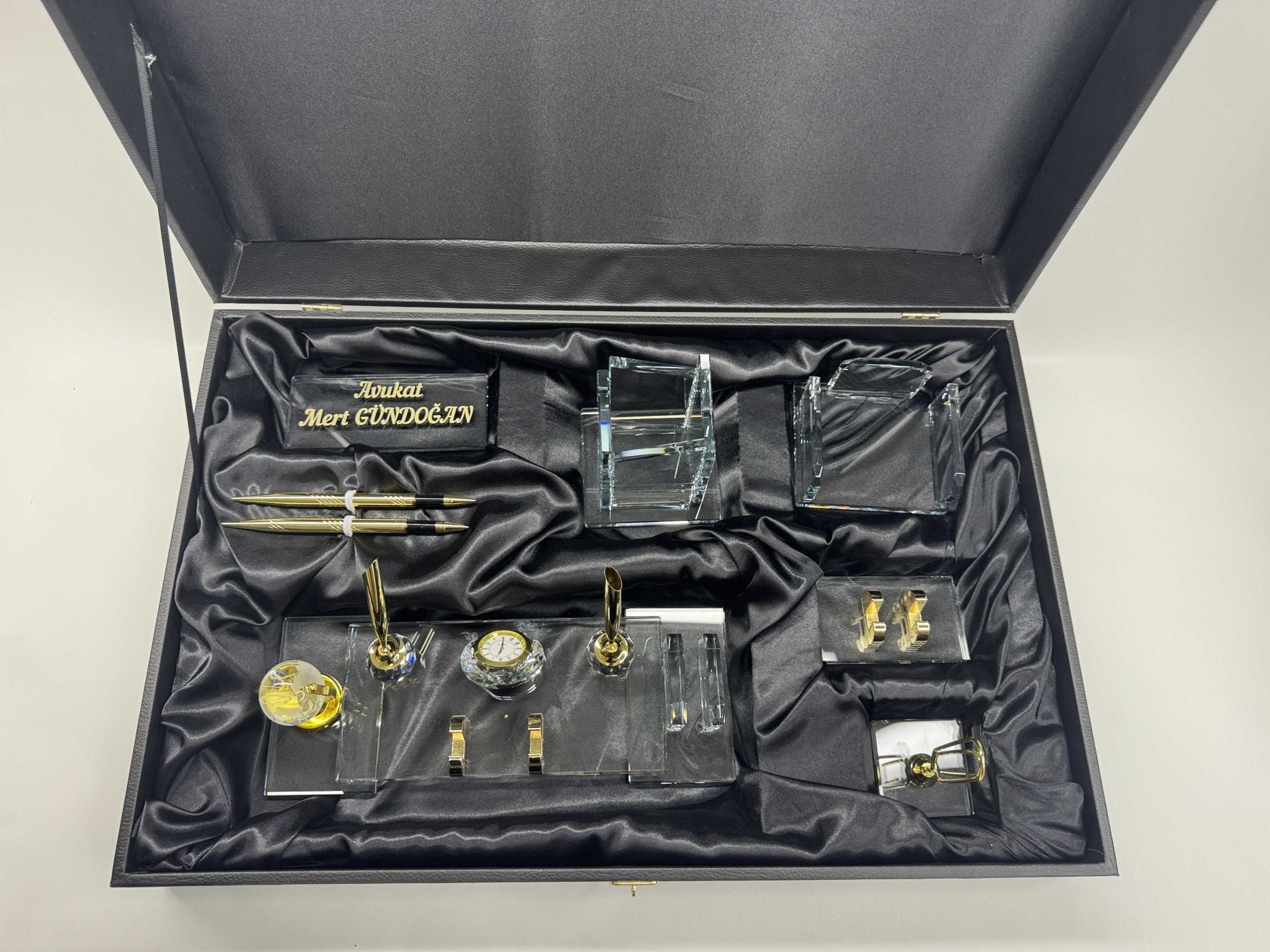 VIP Şeffaf Cam Masa İsimlik Ful Set Hediyelik Deri Kutu ve Kabartma Yazılı Altın