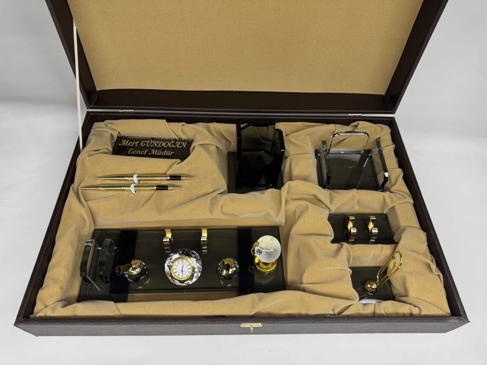 VIP Füme Cam Masa İsimlik Ful Set Hediyelik Deri Kutu ve Kabartma Yazılı