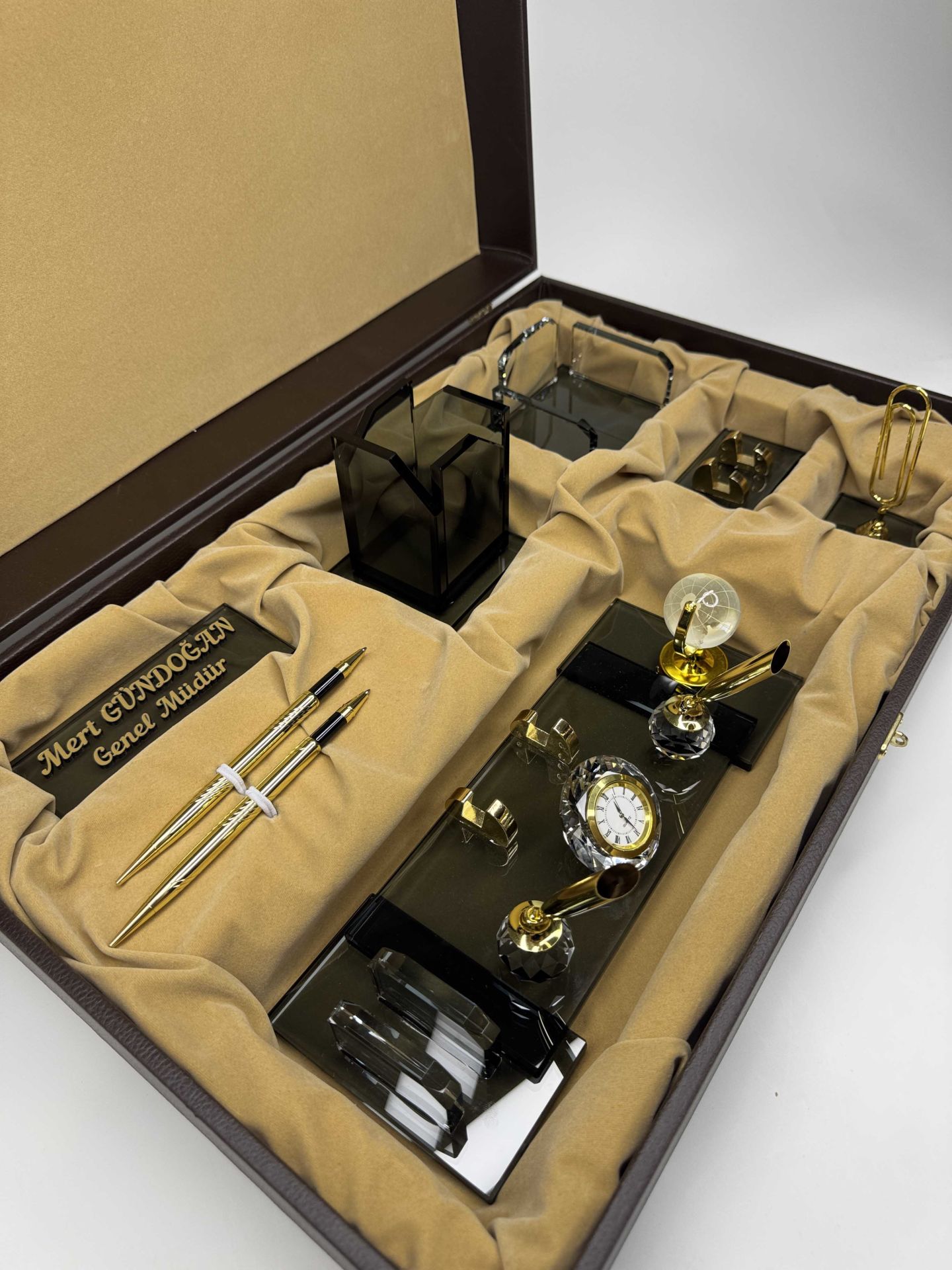 VIP Füme Cam Masa İsimlik Ful Set Hediyelik Deri Kutu ve Kabartma Yazılı