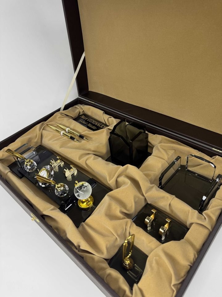 VIP Füme Cam Masa İsimlik Ful Set Hediyelik Deri Kutu ve Kabartma Yazılı