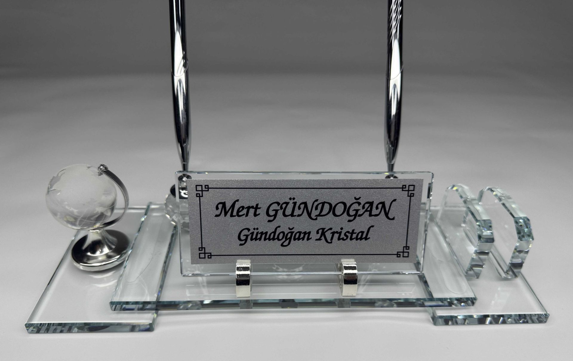 Şeffaf Cam Masaüstü İsimlik Çift Ayak Dünya Figürlü Özel Hediyelik Gümüş