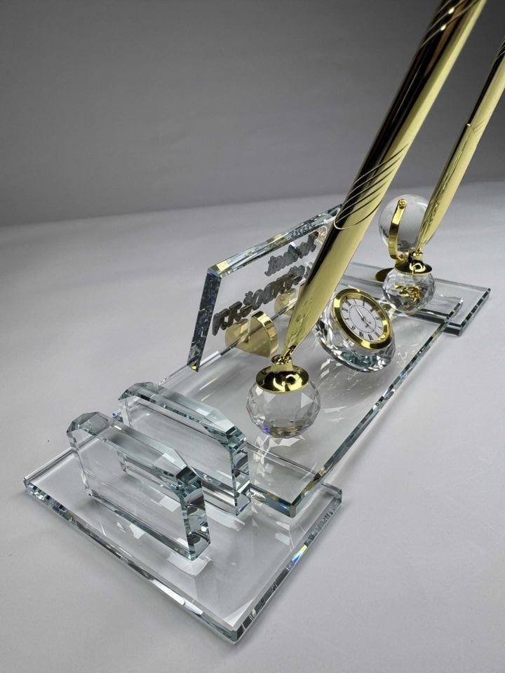 Şeffaf Cam İsimlik Çift Ayak Kalem Saat Dünya ve Kartvizit Figürlü Özel Hediyelik Altın