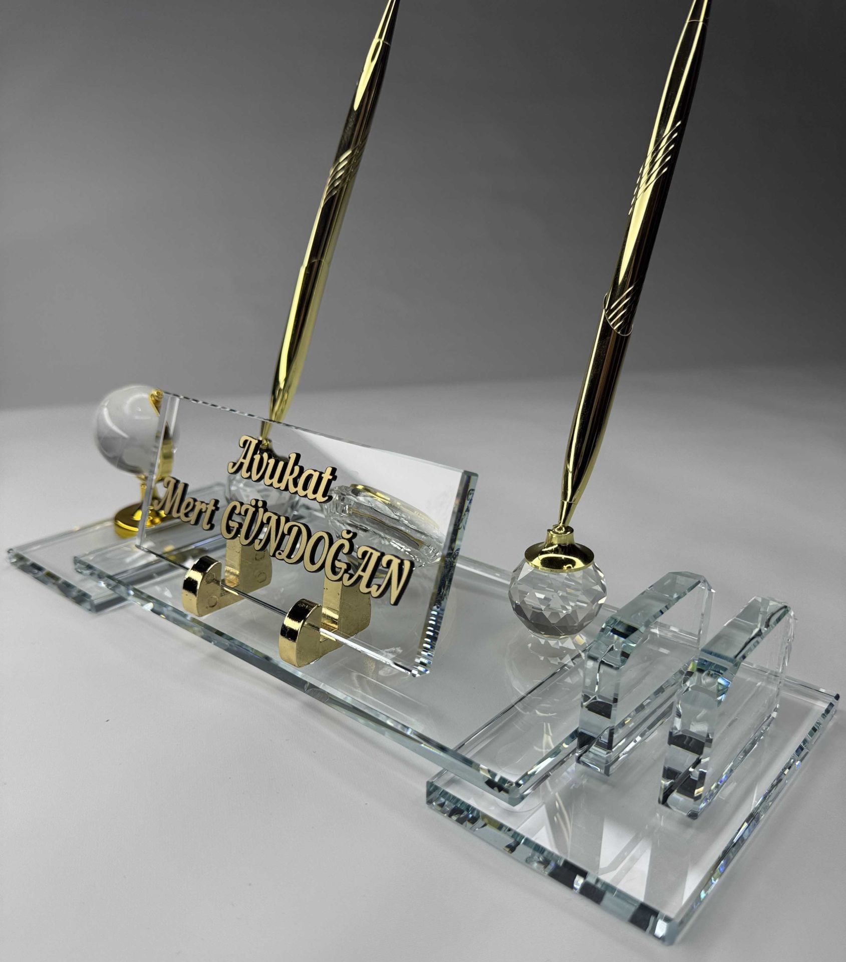 Şeffaf Cam İsimlik Çift Ayak Kalem Saat Dünya ve Kartvizit Figürlü Özel Hediyelik Altın