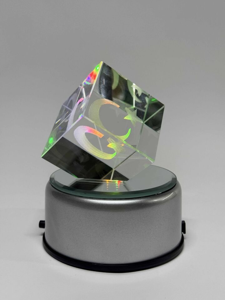 Cam İçi Küp Patlatma Türk Bayrağı Dönen Platformlu