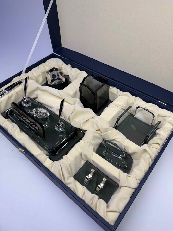 VIP Füme ve Şeffaf Cam Masa İsimlik Ful Set Hediyelik Türk Bayrağı İşlemeli Gümüş